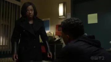 Le manteau noir Alexander McQueen de Annalise Keating (Viola Davis) dans Murder S05E12
