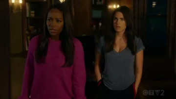 The sweater fuchsia 3.1 Phillip Lim Michaela Pratt (Aja Naomi King) in Murder S05E12