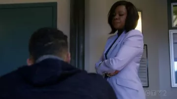 Le blazer lilas Alexander McQueen de Annalise Keating (Viola Davis) dans Murder S05E12