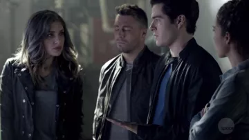 Le blouson en cuir Free People de Dinah Drake (Juliana Harkavy) dans Arrow S07E13