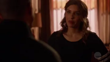 Le t-shirt Splendid porté par Dinah Drake (Juliana Harkavy) dans Arrow S07E13