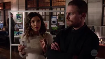 Le pull blanc Club Monaco de Dinah Drake (Juliana Harkavy) dans Arrow S07E13