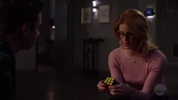 The sweater pink Topshop of Felicity Smoak (Emily Bett Rickards) in Arrow S07E13