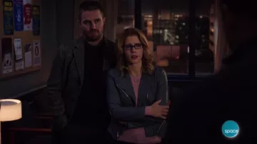 The jacket in grey leather BLANKNYC of Felicity Smoak (Emily Bett Rickards) in Arrow S07E13
