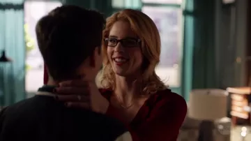 El pequeño suéter rojo de Sandro usado por Felicity Smoak (Emily Bett Rickards) en Arrow S07E13