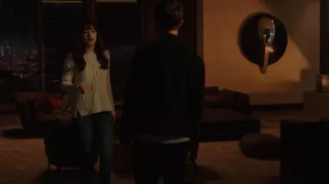 Le pull blanc torsadé de Anastasia Steele (Dakota Johnson) dans Cinquante nuances plus claires