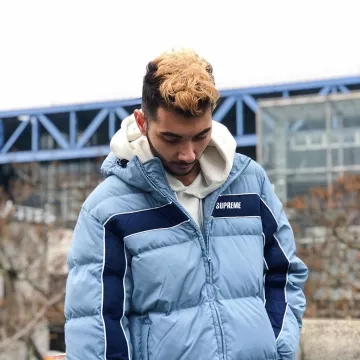 La doudoune bleue Supreme sur le compte Ins­ta­gram @So­style_off