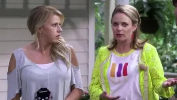Free People Bittersweet Cold Shoulder Top worn by Stephanie Tanner (Jodie Sweetin) in Fuller House (S02E01)