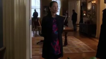 Finders Keepers Back-to-Basics Robe en Impression Rose Foncé/Marine porté par le Dr Joan Watson (Lucy Liu) dans le Primaire (S03E10)