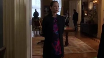 Tous les Saints Vita Manteau de Laine portés par le Dr Joan Watson (Lucy Liu) dans le Primaire (S03E10)