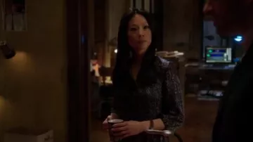 Comptoir des Cotonniers Plume d'Impression Robe porté par le Dr Joan Watson (Lucy Liu) dans le Primaire (S02E24)