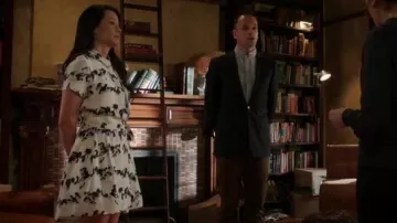 & Other Stories Graphique Streamer habit porté par le Dr Joan Watson (Lucy Liu) dans le Primaire (S03E11)