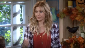Joie Rancher Top en Burdeos Rose usado por D.J. Tanner-Fuller (Candace Cameron Bure) en Fuller House (S02E04)