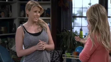 Current Elliott The Twisted Strap Tank en Heather Grey Paint Splatter usado por Stephanie Tanner (Jodie Sweetin) en Fuller House (S02E05) (S02E05)