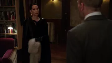 Alexander McQueen à Capuche en Velours garni de Laine Cape usée par le Dr Joan Watson (Lucy Liu) dans le Primaire (S03E12)