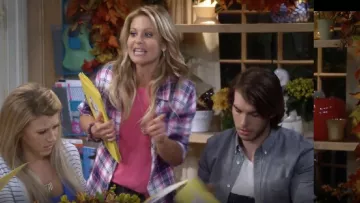 Rails de Chasseur Shirt en Blanc / Marine / Berry porté par D. J. Tanner-Fuller (Candace Cameron Bure) en plus complète de la Maison (S02E06)