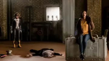 La gabardina babaton usada por Iris West (Candice Patton) en Flash S05E14