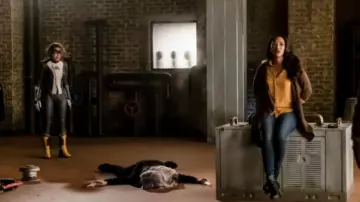 Le manteau trench coat babaton porté par Iris West (Candice Patton) dans Flash S05E14