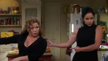 Rag & Bone/JEAN Thea Mock Neck Top porté par Penelope Alvarez (Justina Machado) en Un seul Jour à la Fois (S03E05) (S03E05) (S03E05) (S03E05) (S03E01)