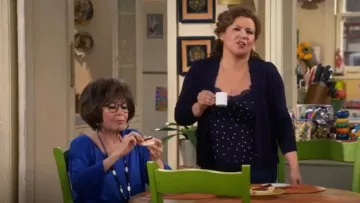 El estampado de corazón con encaje Kooples Dame De Ceur usado por Penélope Álvarez (Justina Machado) en Un día a la vez (S03E02)