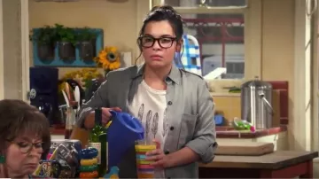 Current/Elliott The Rolled Feather Print Linen Blend Crew Neck Tee usada por Elena Alvarez (Isabella Gomez) en One Day at a Time (S03E04)