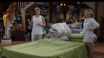 Actual Elliott The Muscle Ditsy Floral Tee usado por Stephanie Tanner (Jodie Sweetin) en Fuller House (S02E06)