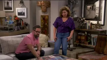 & Otras Historias Blusa Cherry Print Wrap usada por Penélope Álvarez (Justina Machado) en One Day at a Time (S03E05)