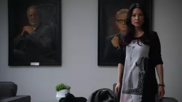 Tous les Saints Aster Paradiso habit porté par le Dr Joan Watson (Lucy Liu) dans le Primaire (S03E13)