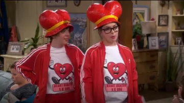 Adidas Originals Adicolor Chaqueta de pista de tres rayas en rojo usada por Elena Álvarez (Isabella Gómez) en Un día a la vez (S03E06)