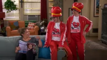 Adidas Originals Adicolor Three Stripe Track Pants In Red usado por Elena Álvarez (Isabella Gomez) en One Day at a Time (S03E06)