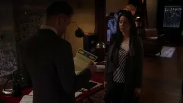 La chance de la Marque Geo Stripe Tee porté par le Dr Joan Watson (Lucy Liu) dans le Primaire (S03E14)