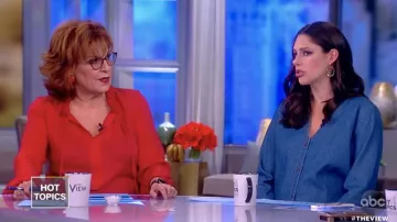 Kobi Halperin Darcy Chemisier de Soie rouge porté par Joy Behar sur Le point de Vue le 13 février 2019