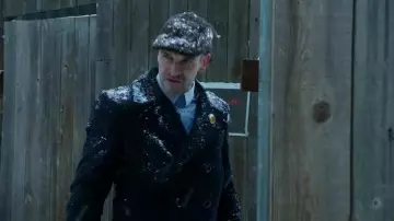 Tom Ford Cotton Pea Coat usado por Sherlock Holmes (Jonny Lee Miller) en Primaria (S03E14)