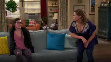 Paige ‘charlie’ V-neck Tee in Pink worn by Elena Alvarez (Isabella Gomez) in One Day at a Time (S03E07)