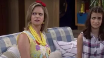 Wildfox Flower Crochet Tank worn by Kimmy Gibbler (Andrea Barber) in Fuller House (S02E08)