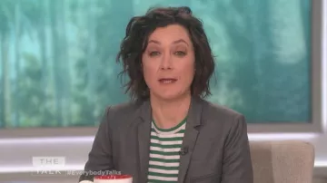 Comme des Garçons PLAY Camiseta de algodón a rayas con corazón usada por Sara Gilbert en The Talk 13 de febrero de 2019