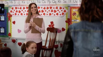 Suéter Ted Baker Nansea en rosa usado por Jackie (Jackie Seiden) en Padres Solteros S01E15