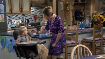 Falda A-Line con estampado floral Carven usada por Kimmy Gibbler (Andrea Barber) en Fuller House (S02E08)