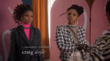 Iro Hope Strong Shoulder Cropped Tweed Jacket usada por Jazz Forster (Chloe Bailey) en grown-ish (S02E08)