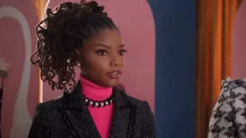 Zara Côtelée Néon en Haut du col Roulé Rose porté par Ciel Forster (Halle Bailey) adultes-ish (S02E08)