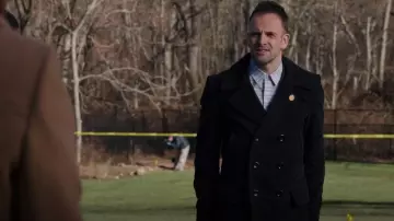 Tom Ford Cotton Pea Coat usado por Sherlock Holmes (Jonny Lee Miller) en Primaria (S03E15)