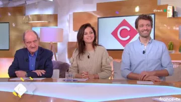 Le pull écru de Marion Ruggiéri dans C à vous du 05/02/2019