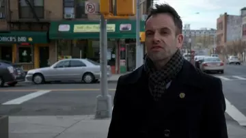 Tom Ford Cotton Pea Coat usado por Sherlock Holmes (Jonny Lee Miller) en Primaria (S03E16)