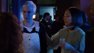 Le collier choker de Maxine (Greta Lee) dans Poupée russe S01E05