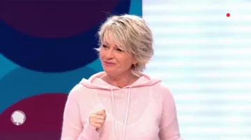 El suéter de cachemira rosa con capucha de Sophie Davant en el programa C'est au del 12/02/2019