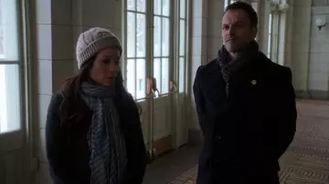 Tom Ford Cotton Pea Coat usado por Sherlock Holmes (Jonny Lee Miller) en Primaria (S03E17)