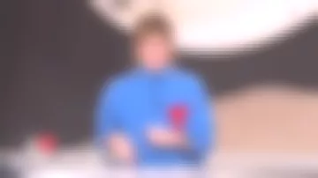 The sweater turtleneck blue heart motif of Daphne Bürki in I love you etc... the 14/02/2019