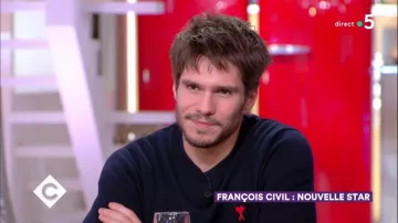 Le pull en laine mérinos Ami de François Civil dans C à vous la suite le 13.02.2019