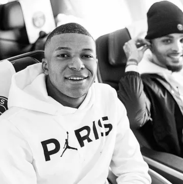 Sweatshirt Nike hoody blanc of Paris Saint-Germain carried by Kylian Mbappé on his account Instagram