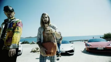 El bolso de Sch en el clip International Gangstas de Farid Bang, Capo, 6ix9ine y SCH